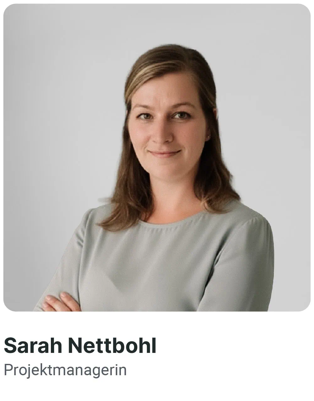 sarah-nametag Projektmanagerin